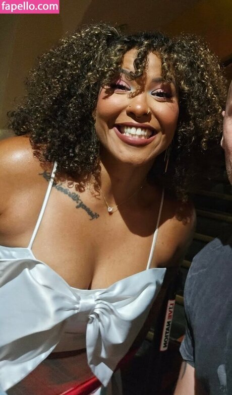 Willow Nightingale xxx pornstar image