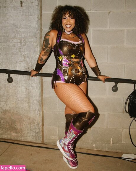 Willow Nightingale pretty pornstar pictures