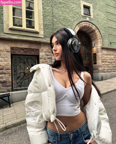 Roxie W giel model exclusive gallery