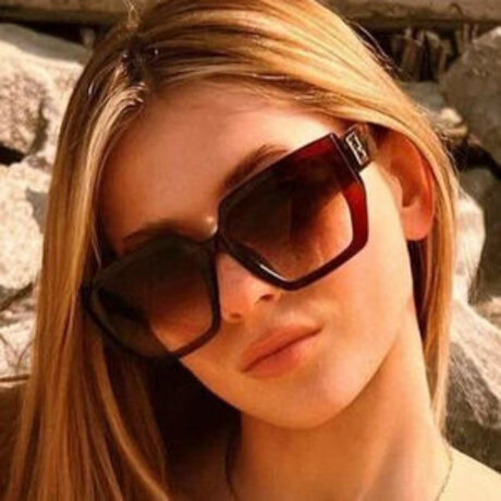 Roxie W giel adult model image