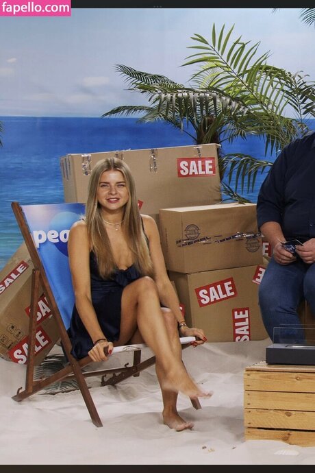 Pearl Tv Upskirt star free photo