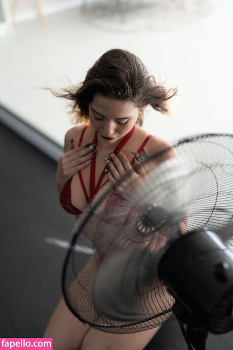 galwolfson erotic model pic