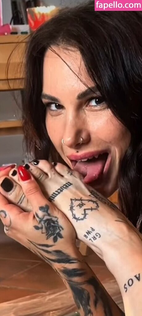 xoroxenne model nude images