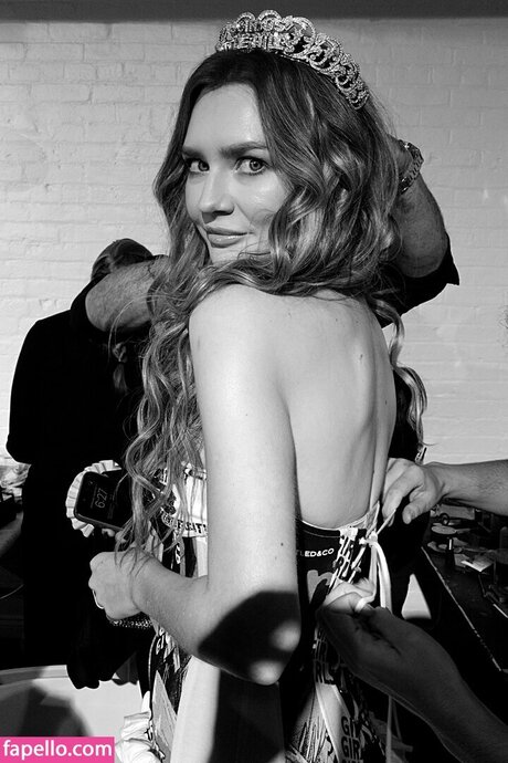 Anna Delvey star sex picture