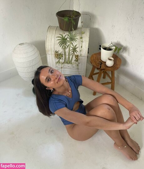 Hannah Meloche model erotic image