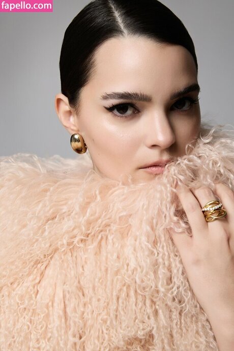 Brianna Hildebrand Profile pic