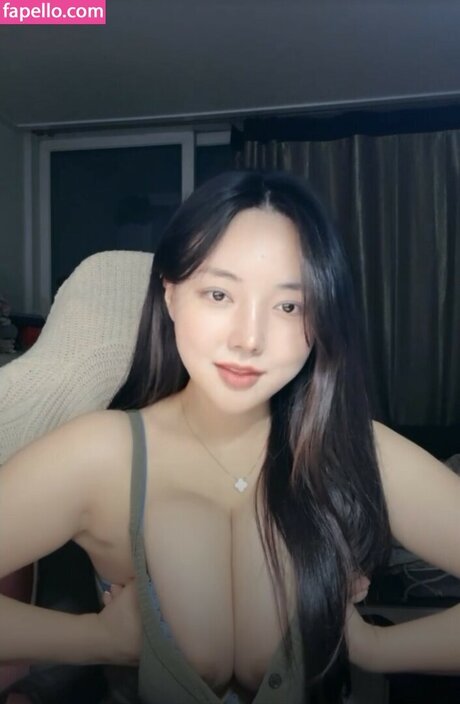 kinnjust nude actress pics