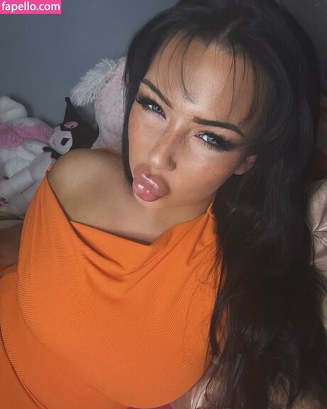 Plasticpoutmv naked model pictures