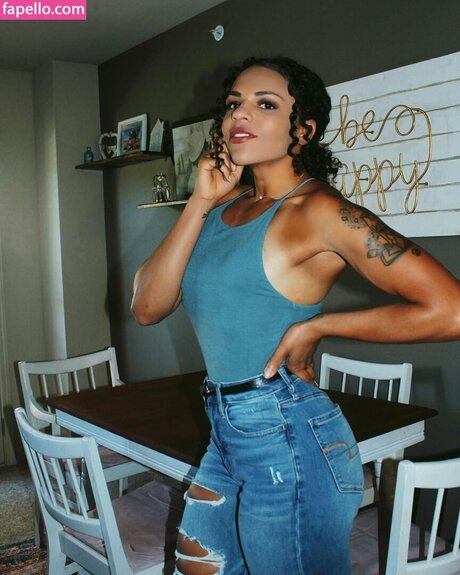 Amber Reacts exclusive model img