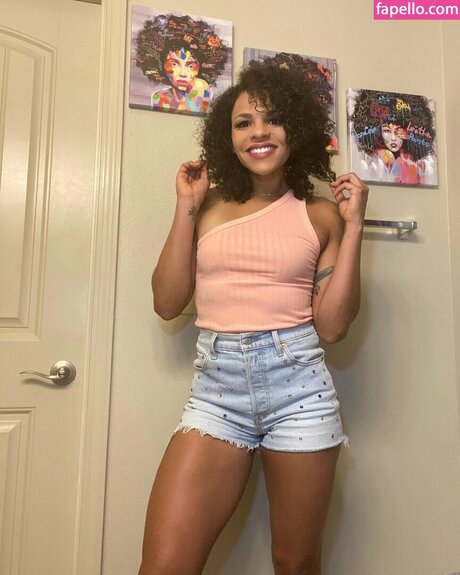 Amber Reacts art star image