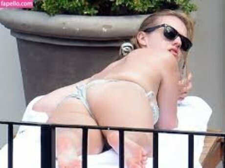 Elisabeth Moss adult star photo