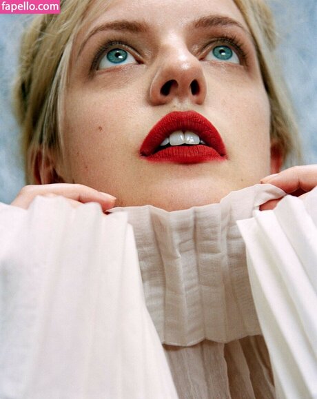 Elisabeth Moss sexy star pictures