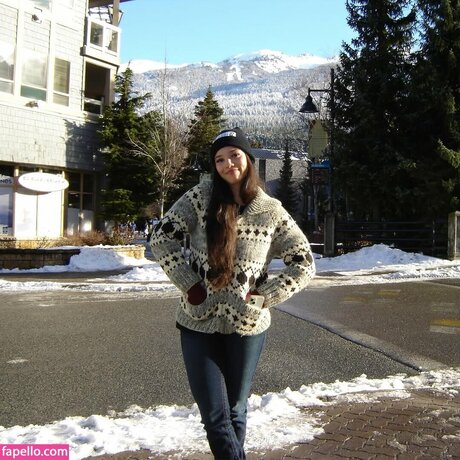 Malia Baker pretty model photo