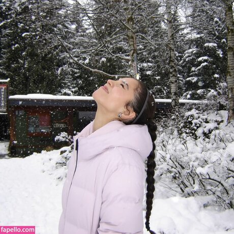 Malia Baker pretty actress photo