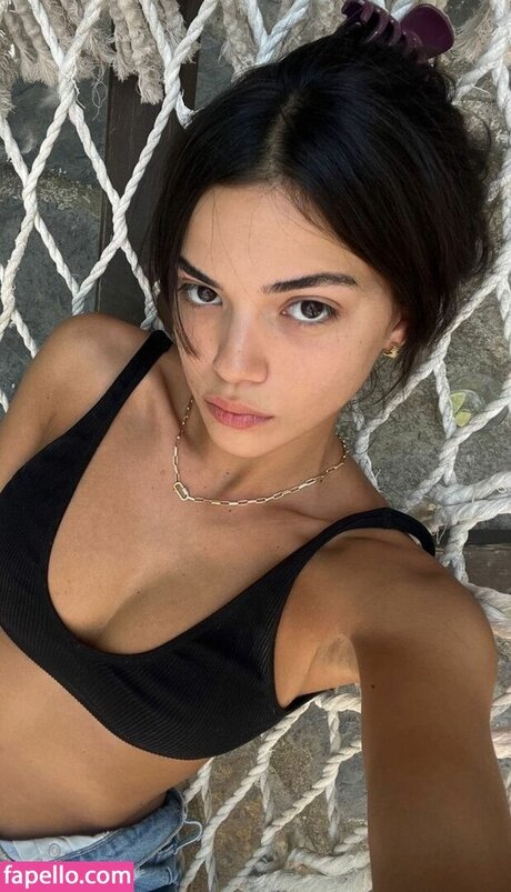 Eyl l Kandemir nude model pics