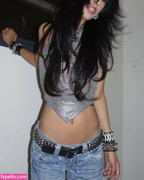 Aislinn Ritchie model adult image