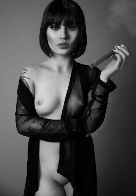 Pamela Cascante naked model pic