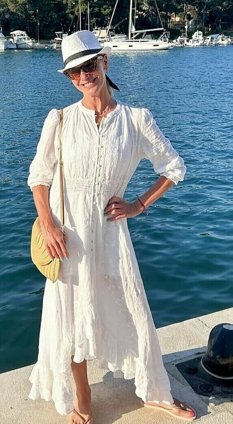 Tamzin Outhwaite sexy model pics