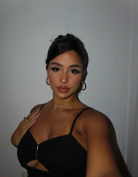 Roni Danino hd actress image