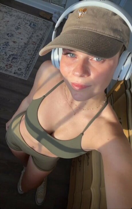 Maria Comstock star pretty pics