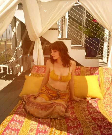 Sydtrip sexy actress photo