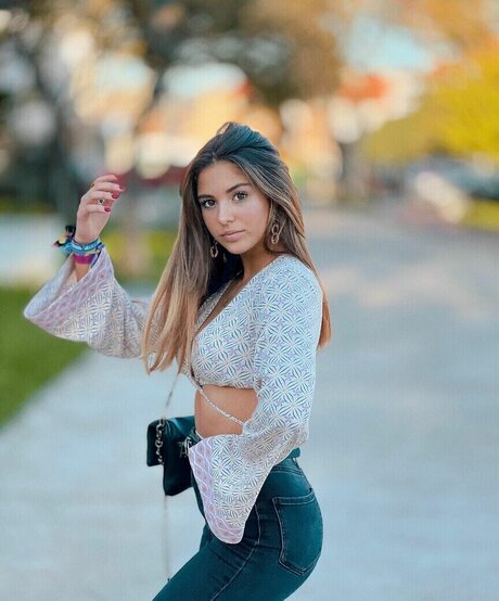 Mia Gomes star hd pics