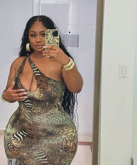 _Trillscott star hot image