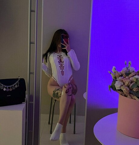 leonesan naked model photo