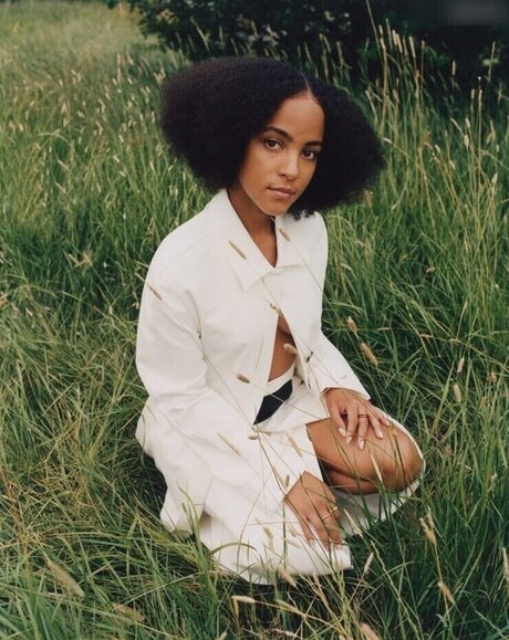 Lou Llobell pretty model photos