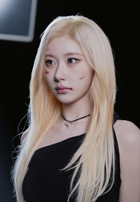 Chaeryeong naked actress picture