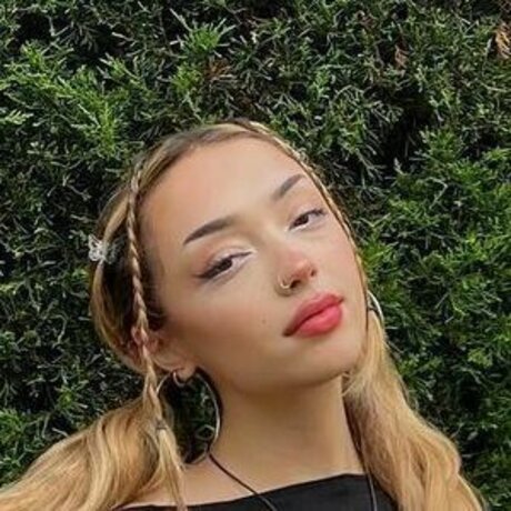 V QX pornstar exclusive picture