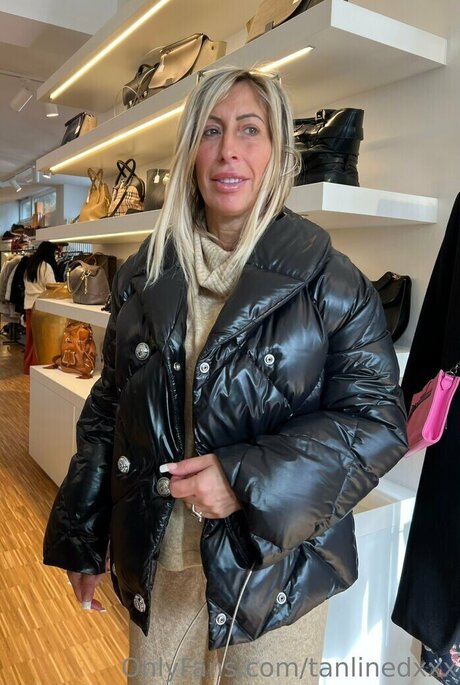 LetzBimbo nude star picture