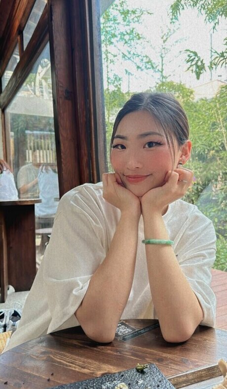 dalcompeach erotic model pic