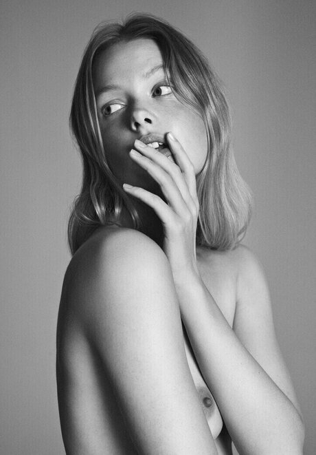 Robee Breevaart model nude pic