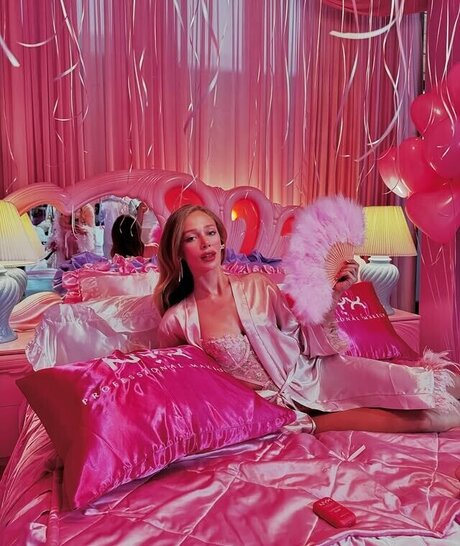 Yaren Alaca erotic star pics