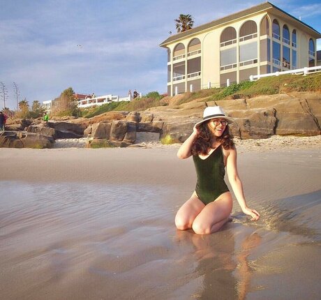 Allison Yellow nice actress pics