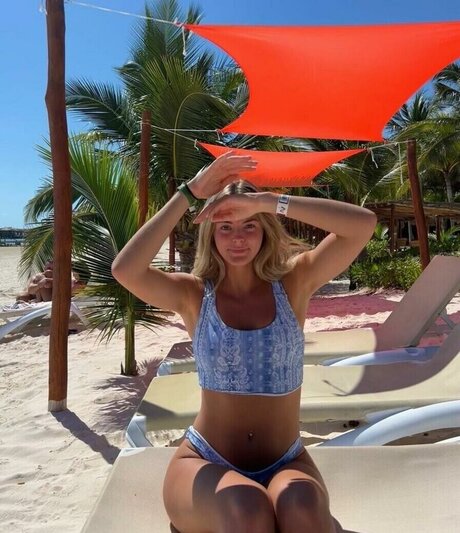 Beez ASMR art actress image