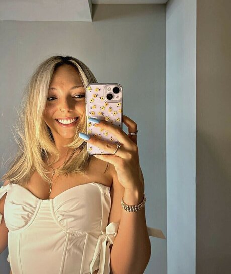 Bree Delio model naked photos