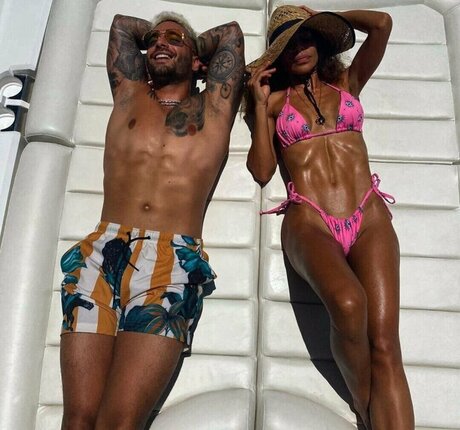 Gemelas A Ello star nice galleries