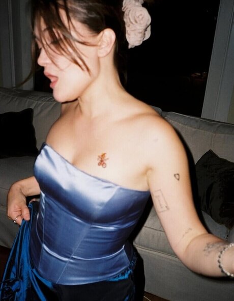 Isa Briones model art photo