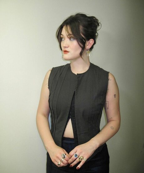 Isa Briones exclusive star image