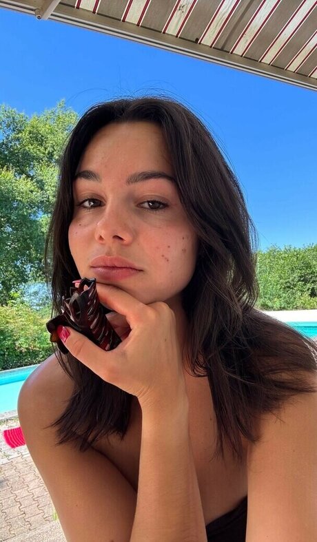 elise cm hot model pic