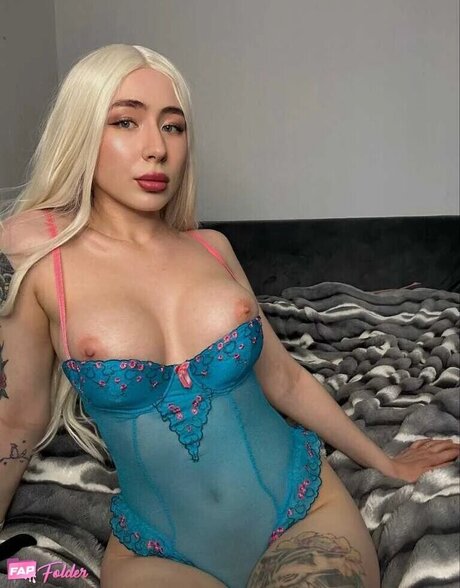 nisaatane nude star img