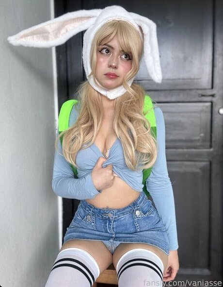 Vaniasse naked model pictures