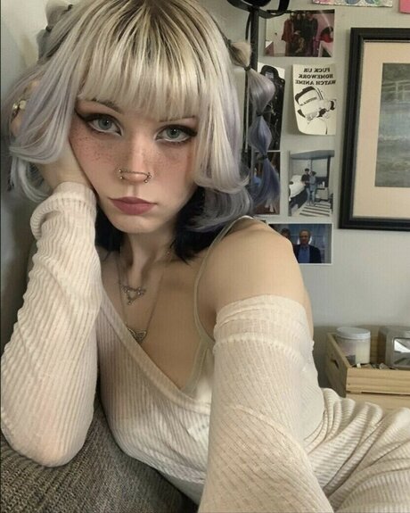 Sournsick erotic model image