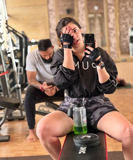 Shivaleeka Oberoi model hd pictures