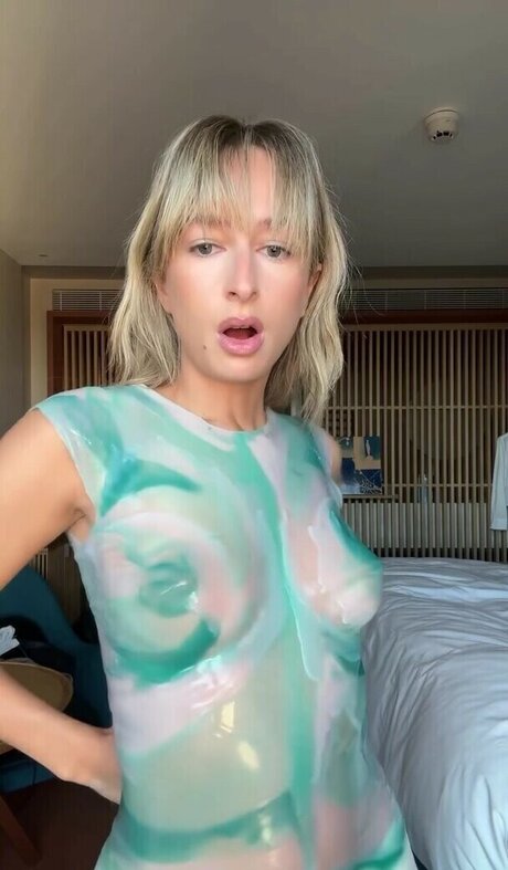 izzipoopi sexy model photo