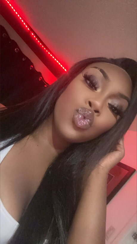 Ny2Wett model adult pics