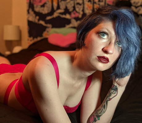 flirtybird naked model img