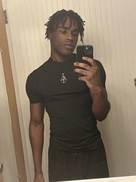 Faelon model sexy pic